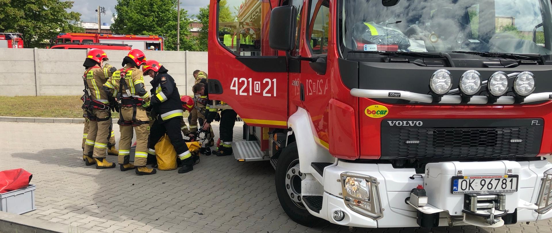 Na zdjęciu strażacy w czasie ćwiczeń obiektowych