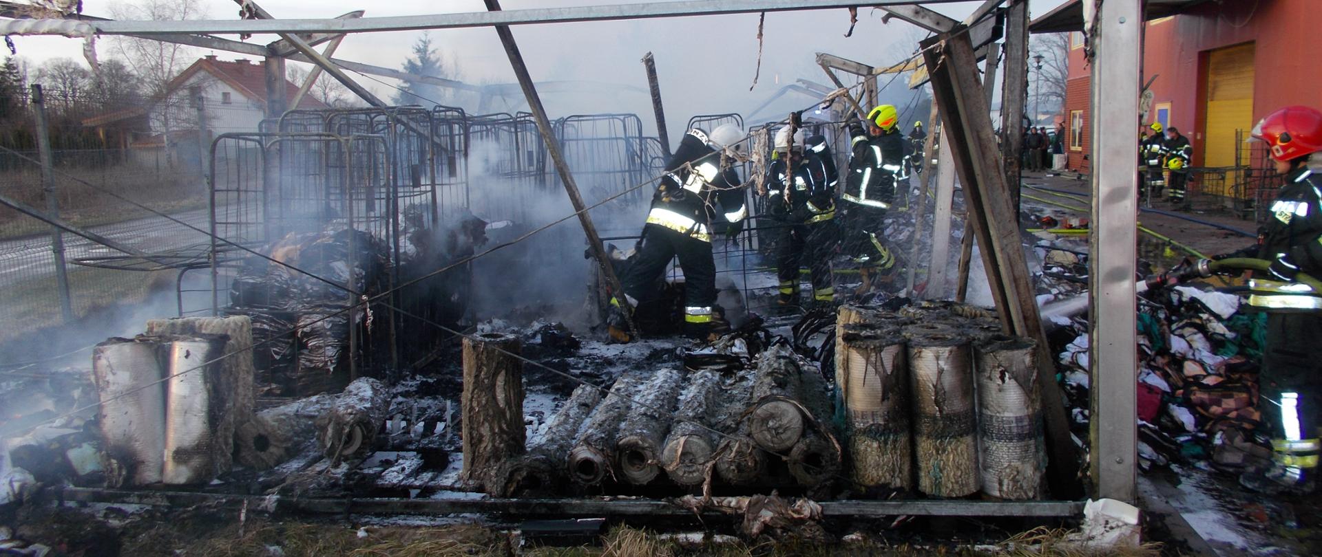 Pożar hali namiotowej w Mielenku. Dogaszanie pogorzeliska.