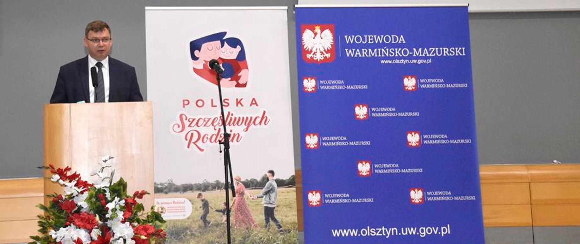 Wojewoda przemawia ze sceny