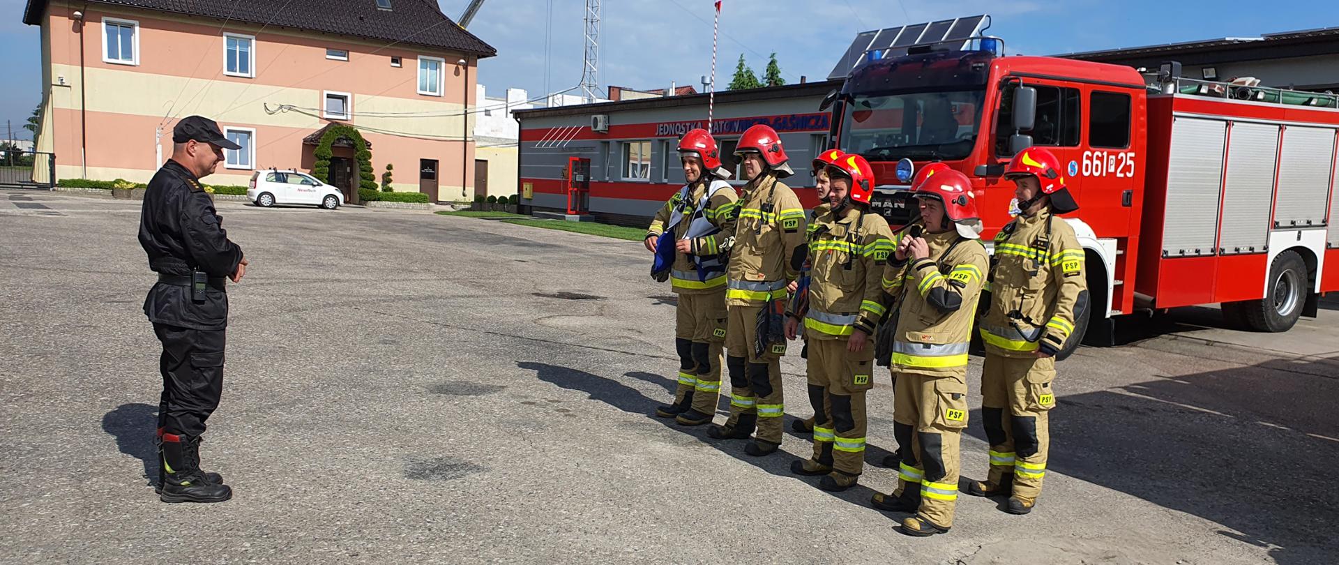 Zbiórka strażaków podczas inspekcji.