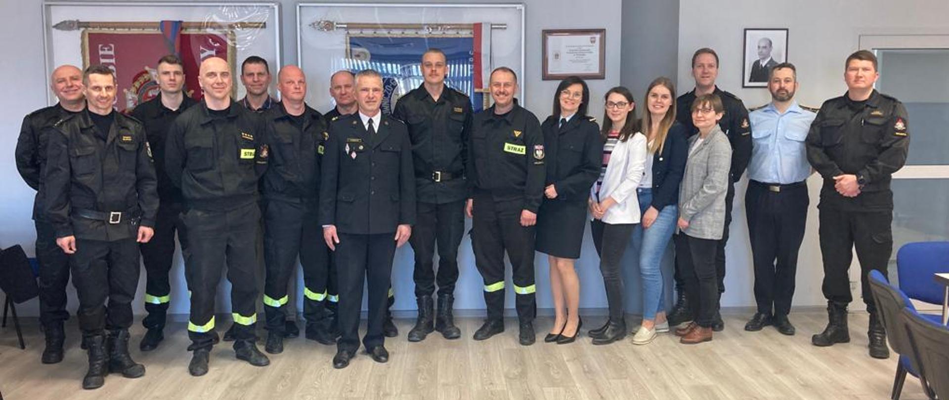 Na zdjęciu stoją funkcjonariusze Komendy Powiatowej PSP.