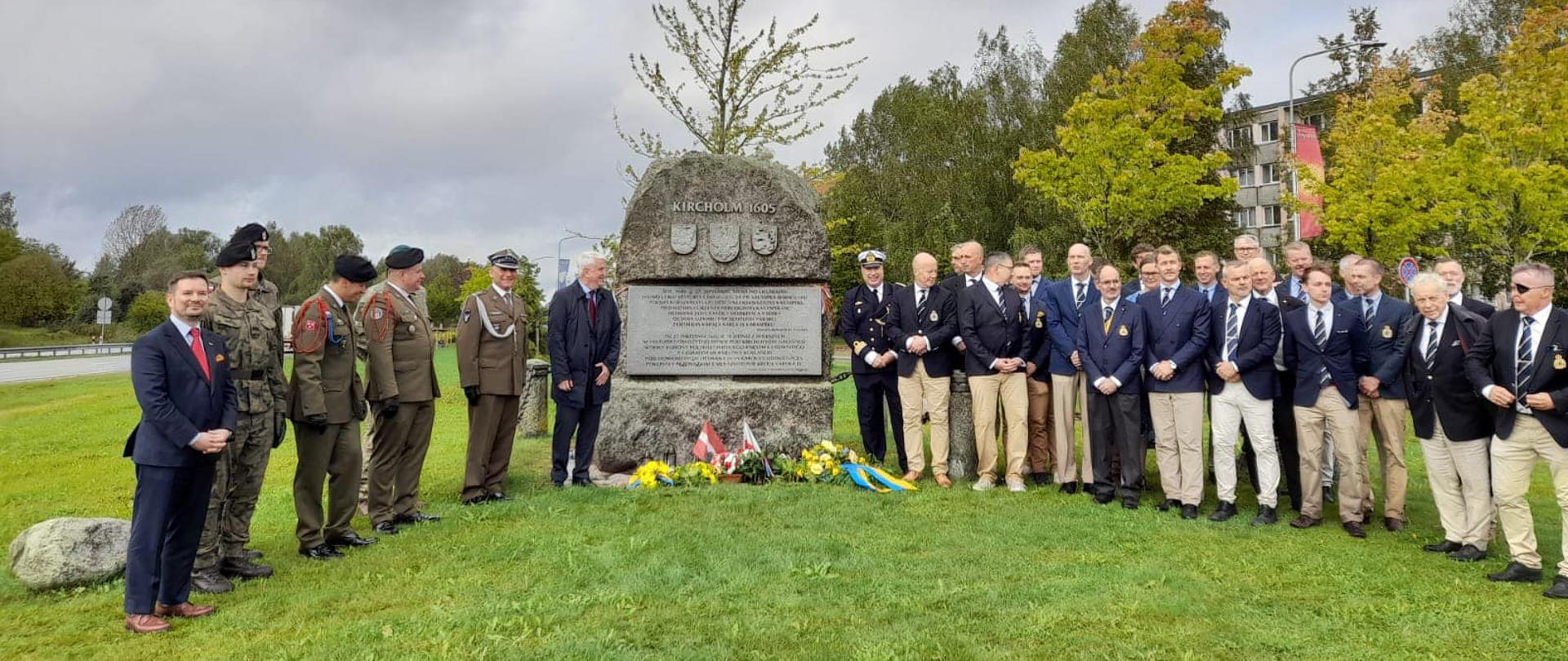 W rocznicę bitwy pod Kircholmem złożyliśmy kwiaty pod kamieniami upamiętniającymi to wydarzenie.