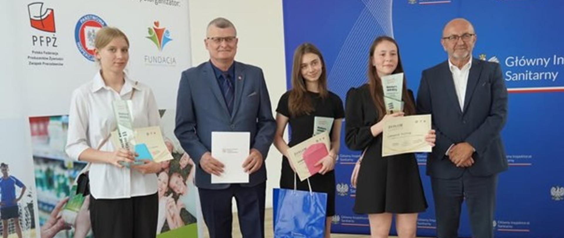 Wręczenie nagród finalistom konkursie o zdrowym stylu życia "Trzymaj formę", na zdjęciu finaliści, Główny Inspektor Sanitarny, dyrektor generalny Polskiej Federacji Producentów Żywności