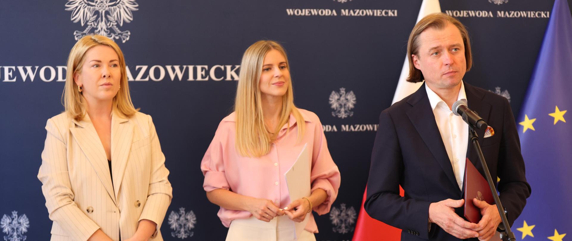 Na zdjęciu widać kobiety i mężczyznę