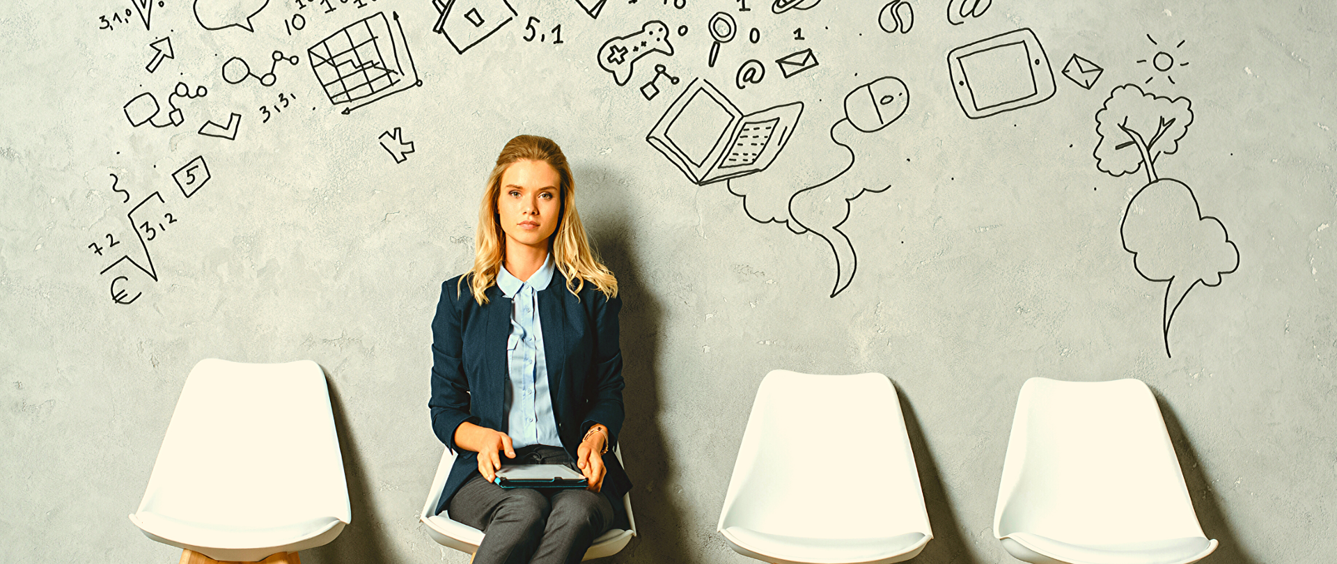 Młoda kobieta siedząca z laptopem na kolanach. Siedzi na jednym z czterech widocznych krzeseł.