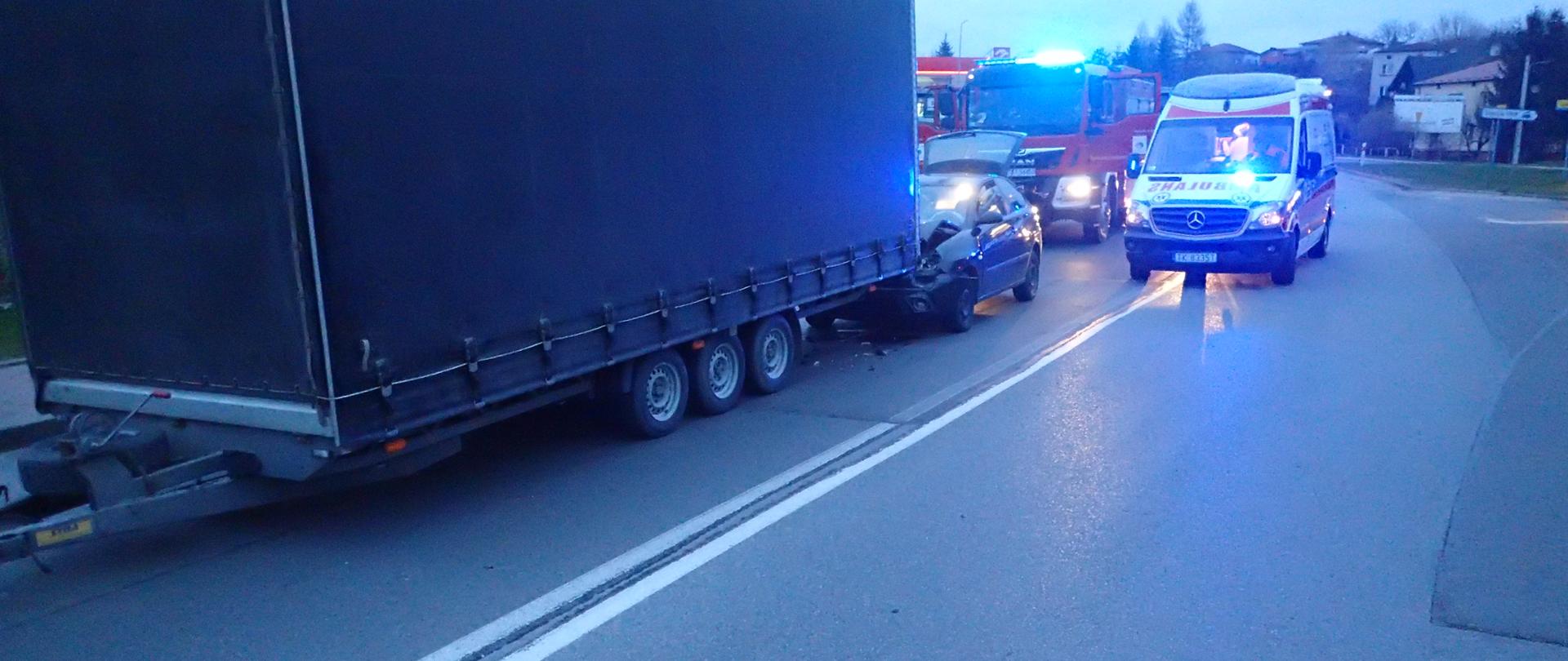 Osobowy Seat uderzył w tył ciężarowego Iveco w tle służby ratownicze.