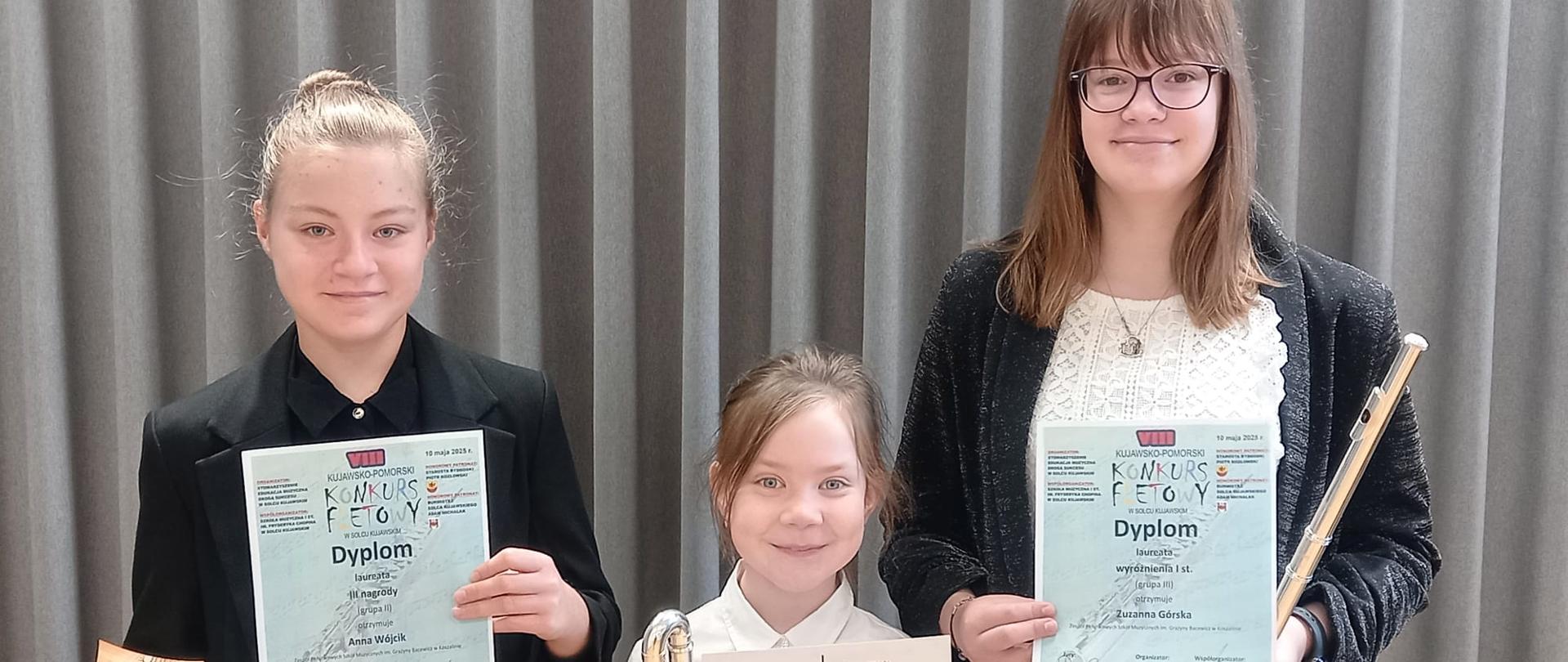 Uczennice ZPSM po wygranym konkursie z dyplomami i pucharem