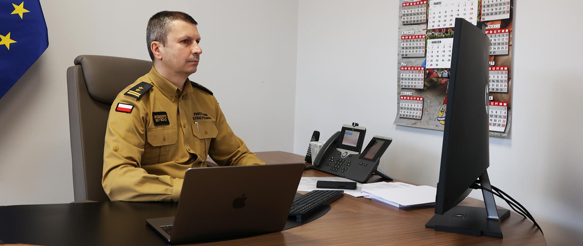 Zastępca komendanta głównego podczas wideo łączenia 