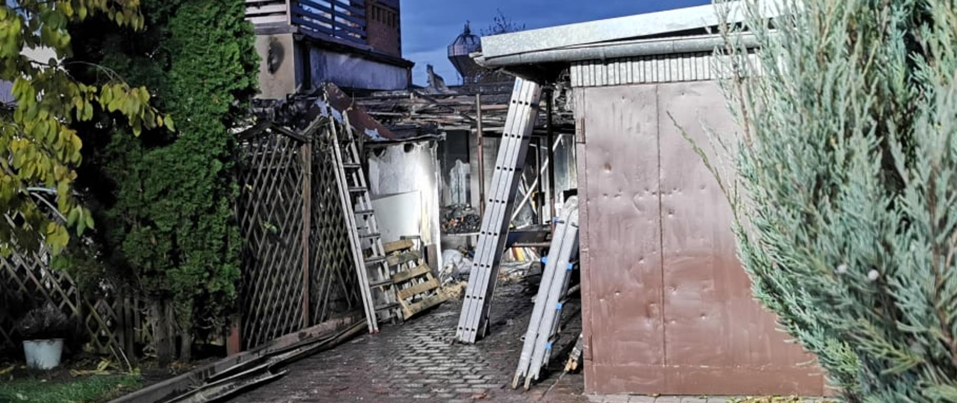 PODWÓRZE, SPALONY BUDYNEK GOSPODARCZY