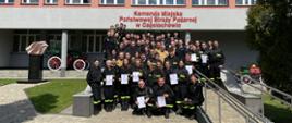 Zdjęcie grupowe uczestników szkolenia na tle Komendy Miejskiej Państwowej Straży Pożarnej w Częstochowie