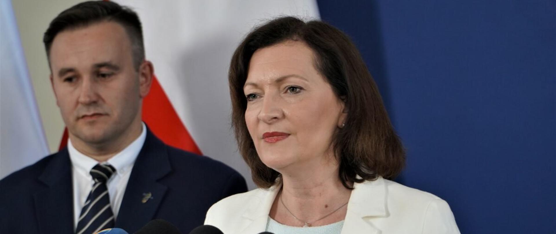 Wojewoda podkarpacki Ewa Leniart zabierająca głos podczas konferencji prasowej