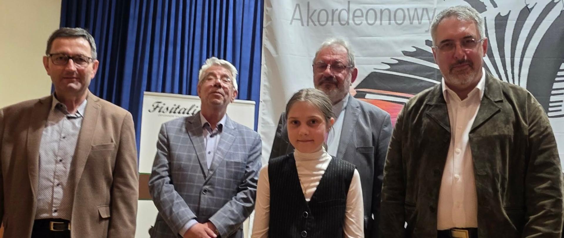 Jury Konkursu wraz z uczennicą.