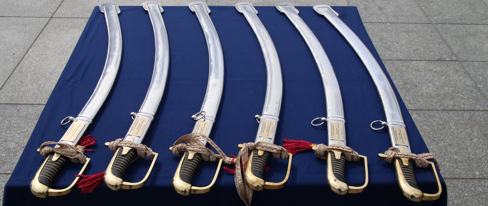 6 szabli generalskich PSP ułożone na stole