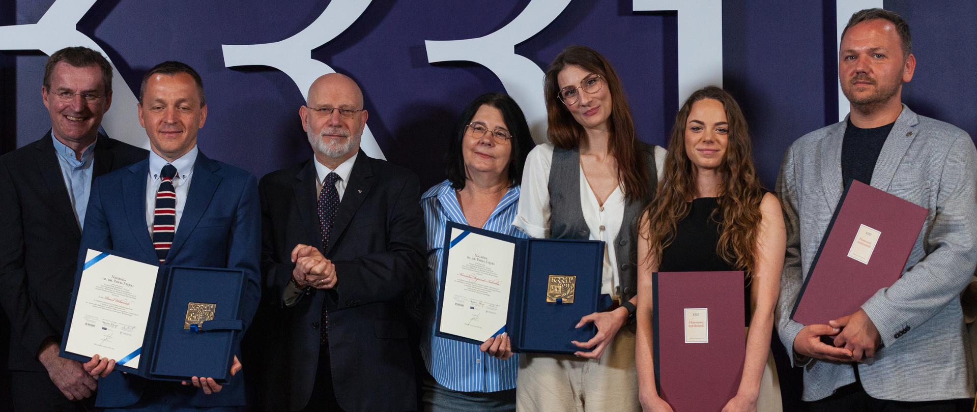 Członek Kapituły Ks. dr hab. prof. UPJPII Sławomir Soczyński; Laureat Nagrody w kategorii za najlepsze wydawnictwo naukowe lub popularnonaukowe Dr hab. Paweł Urbaniak; Przewodniczący KRRiT Maciej Świrski; Przewodnicząca Kapituły, Członek KRRiT dr hab. Hanna Karp, prof. AKSiM; Laureatka Nagrody w kategorii za najlepszą rozprawę doktorską dr Weronika Dopierała – Kalińska; Honorowe wyróżnienia: dr Beata Użarowska oraz dr Paweł Nowak.