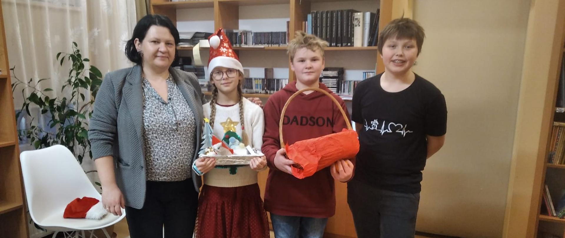 Galeria 15 zdjęć z wizyty Samorządu Uczniowskiego po klasach składając życzenia Mikołajkowe rozdając przy tym niecodzienne upominki