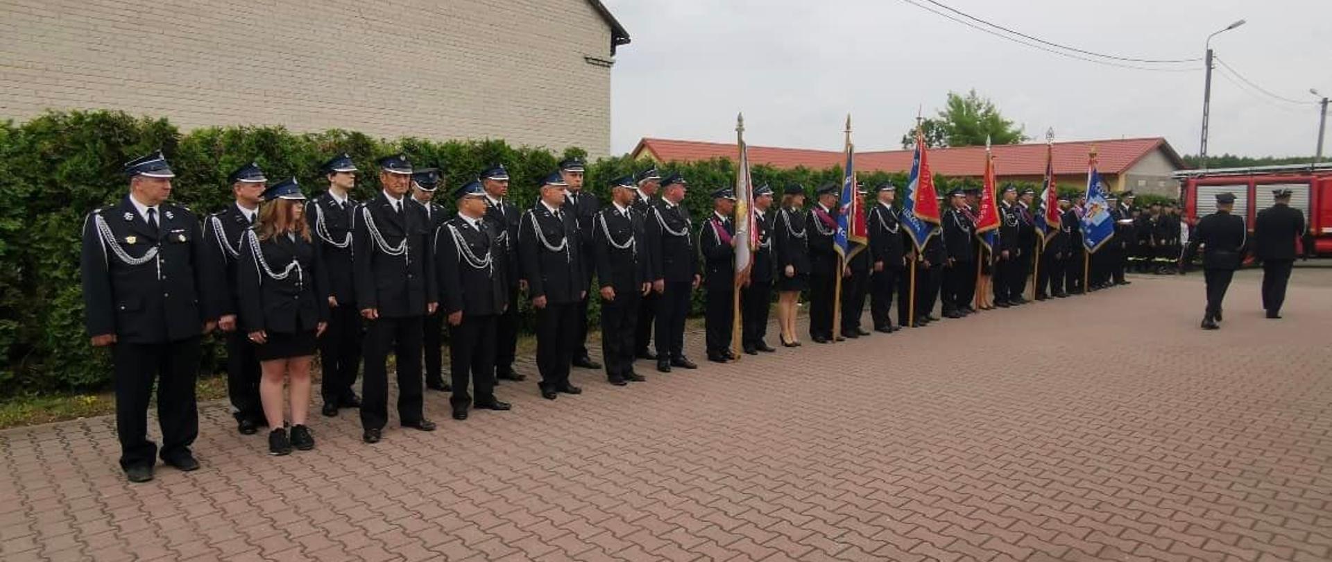 Zdjęcia przedstawiają przebieg obchodów uroczystości 100 – lecia OSP Miąse w gminie Tłuszcz. Na zdjęciach widoczni są strażacy osp w umundurowaniu wyjściowym, poczty sztandarowe jednostek oraz wozy strażackie. Na zdjęciach widać również polityków biorących udział w uroczystości.