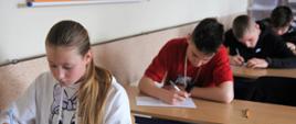 Na zdjęciu widać uczestników turnieju podczas rozwiązywania testów