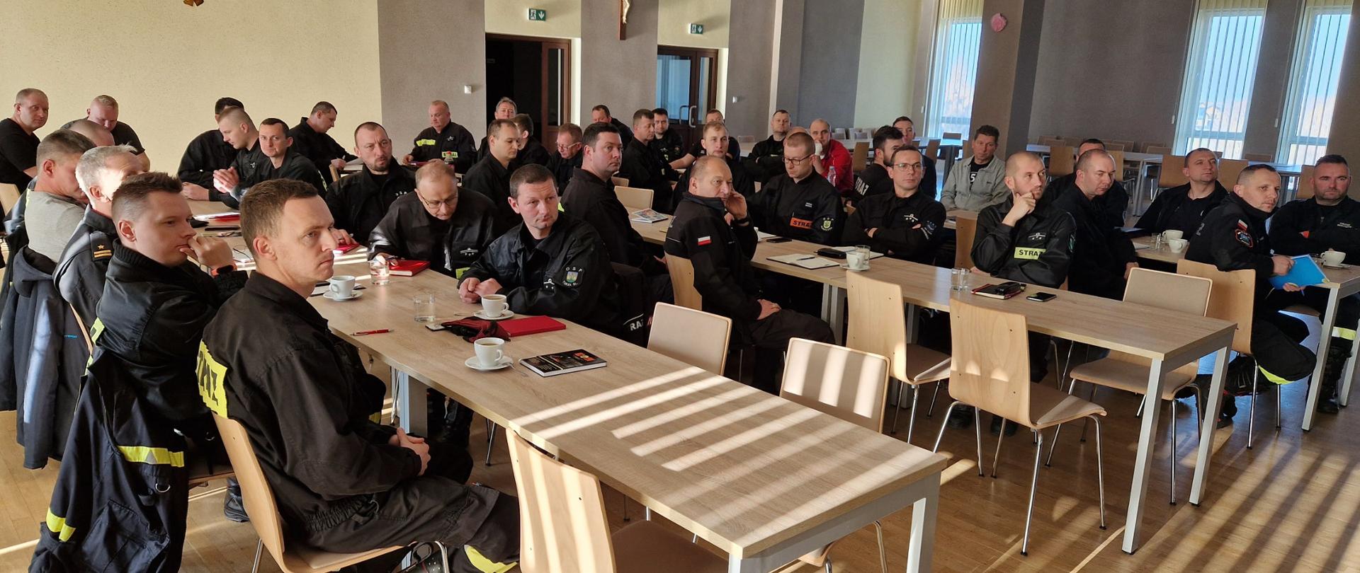 Zdjęcie przedstawia strażaków PSP i OSP na sali wykładowej podczas szkolenia
