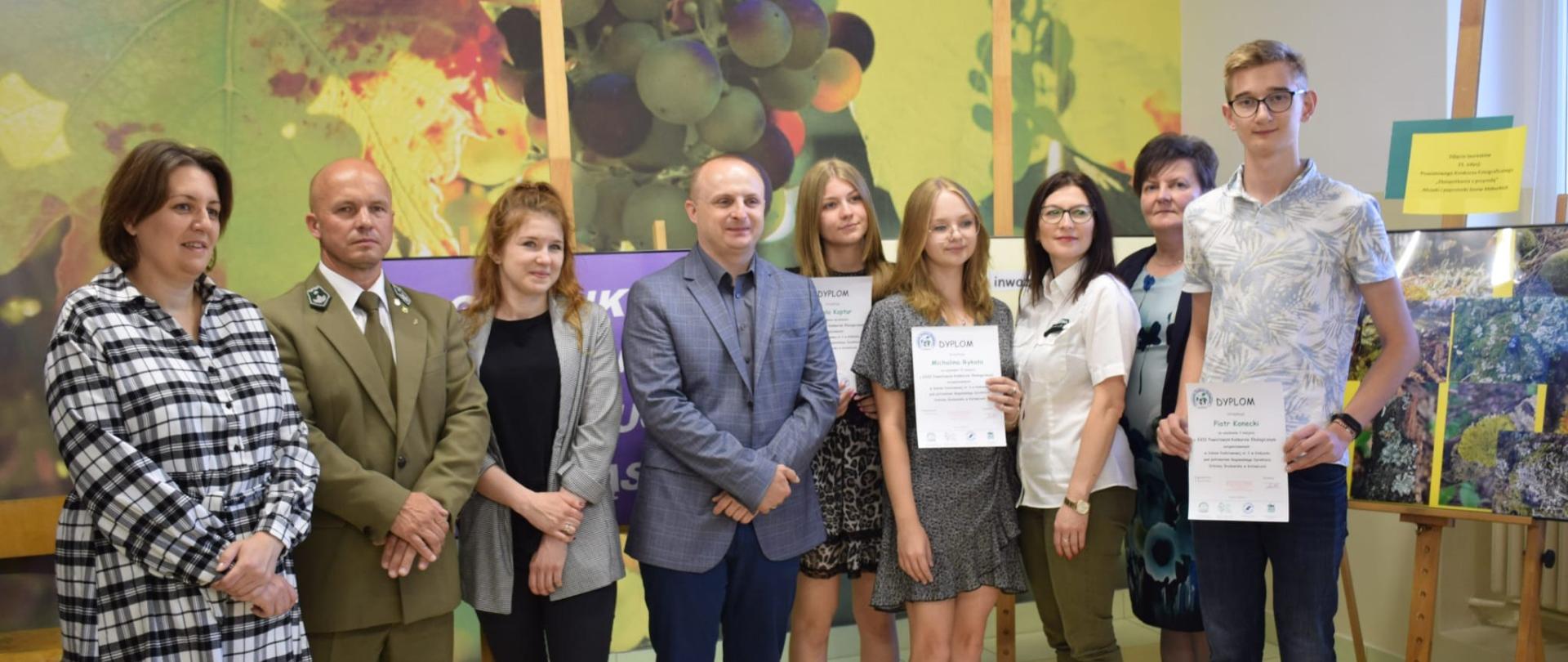 Laureaci konkursu na zdjęciu grupowym wraz z jury