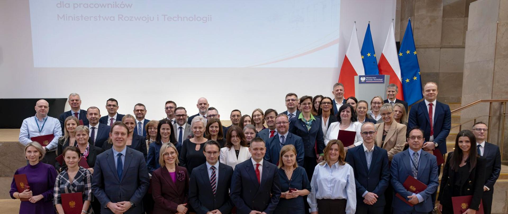 Uroczystość wręczenia odznaczeń honorowych - zdjęcie grupowe