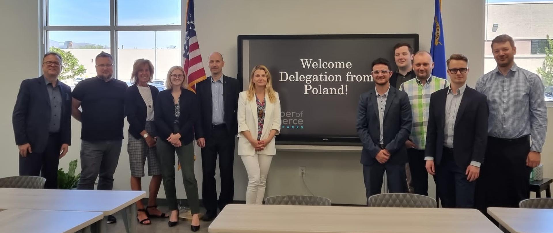 Grupa elegancko ubranych osób pozująca do zdjęcia