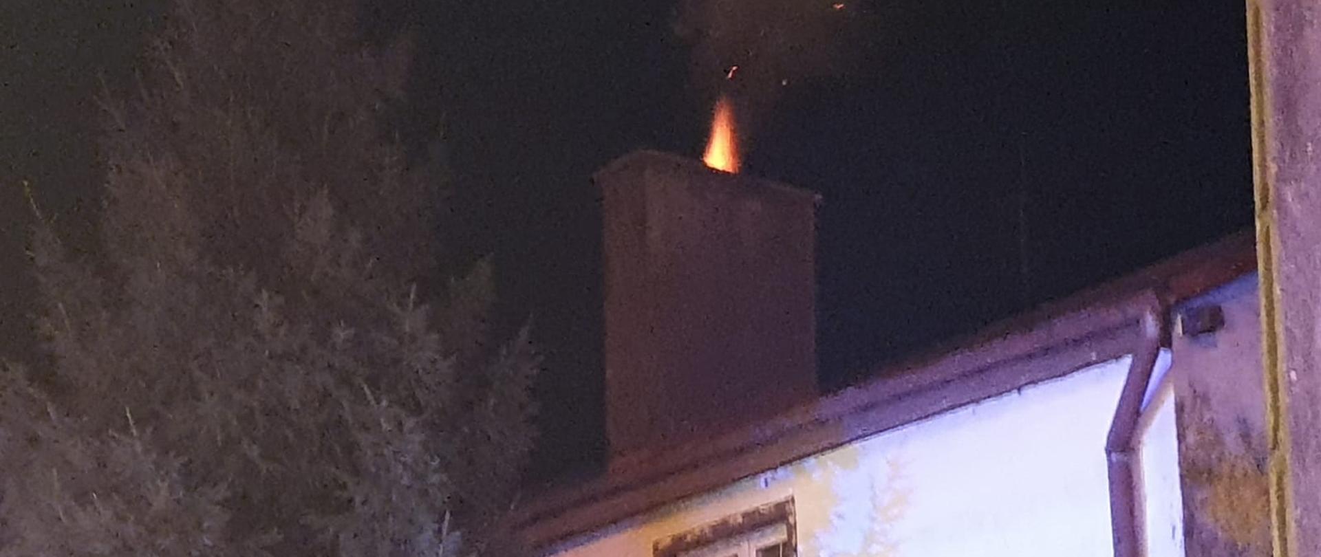 widok palącej się sadzy w kominie w porze nocnej