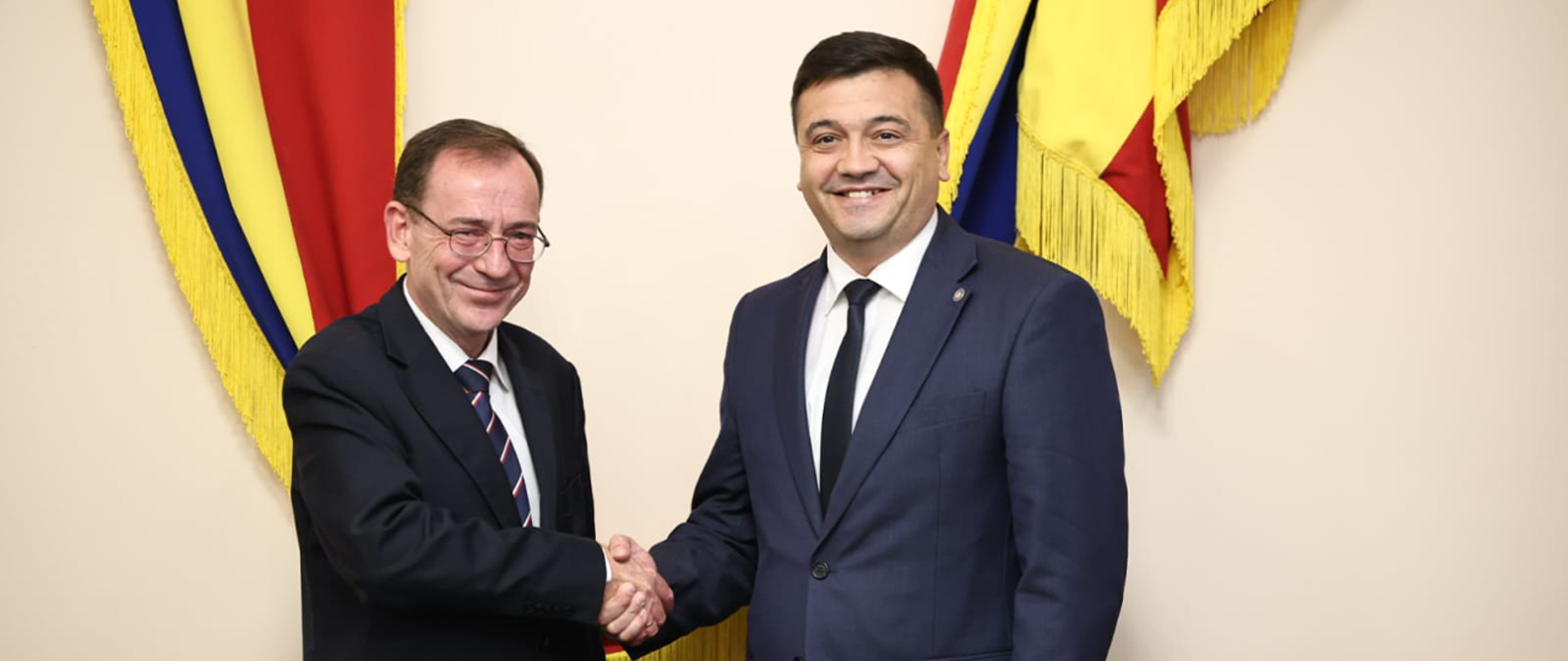 Minister Mariusz Kamiński z ministrem spraw wewnętrznych Republiki Mołdawii Adrianem Efrosem - podają sobie ręce.