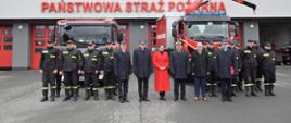 Przekazane samochody oraz strażacy i goście zaproszeni na tle komendy