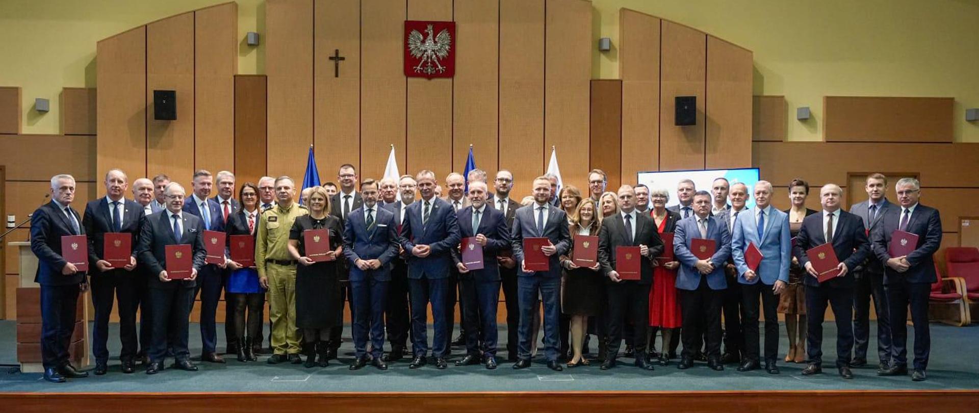 Przekazanie kolejnych podpisanych przez wojewodę umów z jednostkami samorządu terytorialnego. Pieniądze zostaną wykorzystane na realizację Programu Ochrony Ludności i Obrony Cywilnej na lata 2025-2026