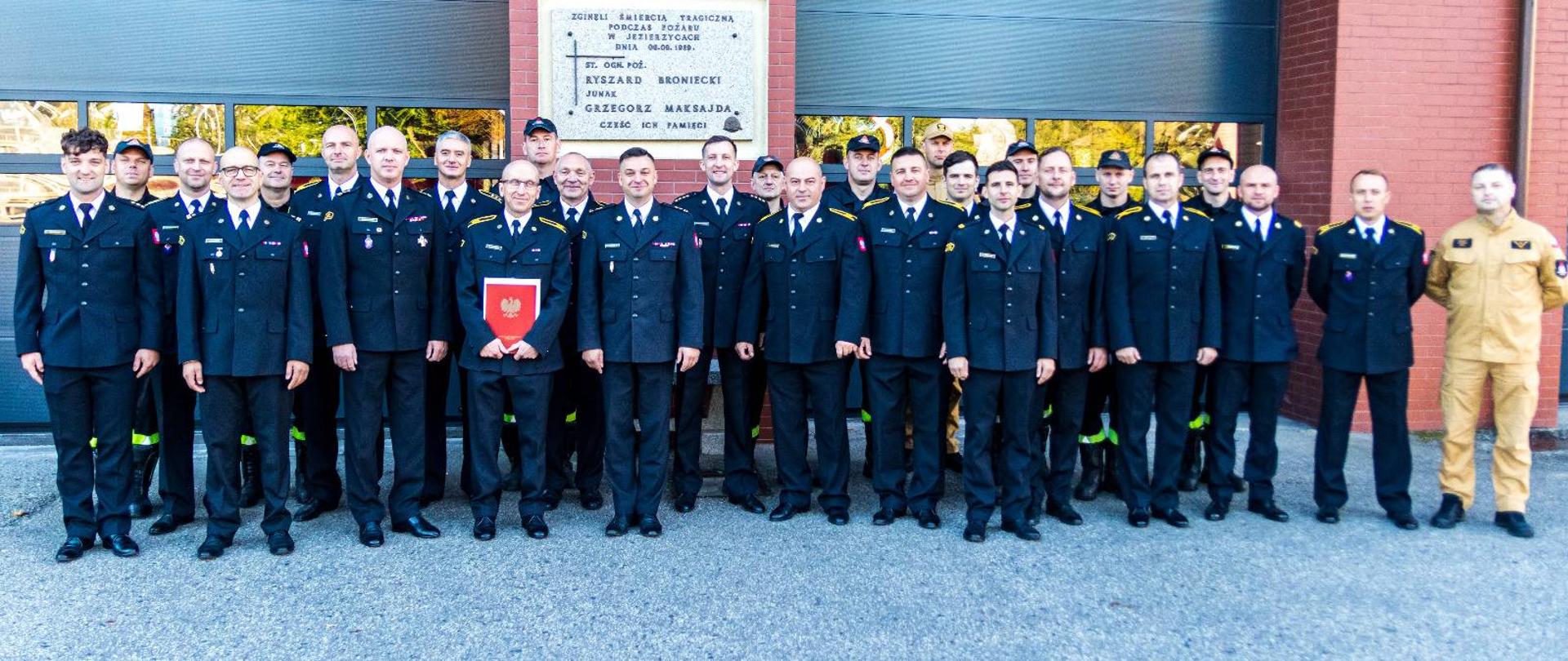 Zdjęcie przedstawia funkcjonariuszy PSP z JRG 1 i KM PSP w Słupsku uczestniczących
w pożegnaniu emerytalnym funkcjonariusza.