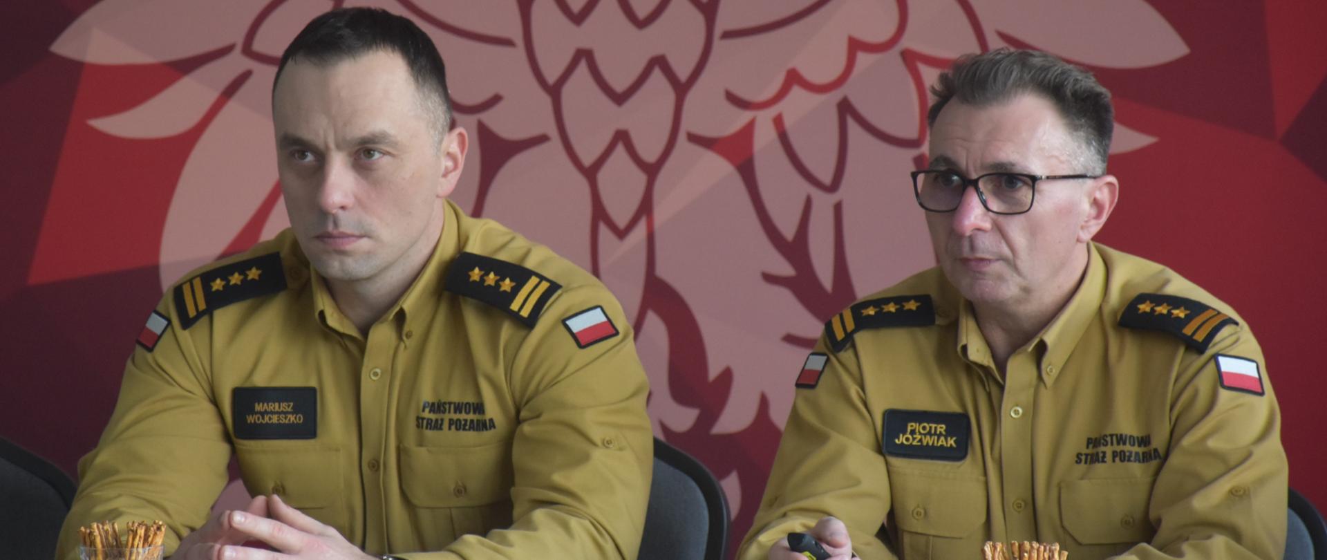 zastępca łódzkiego komendanta wojewódzkiego PSP w Łodzi oraz komendant miejski PSP w Łodzi siedzący przy stole konferencyjnym