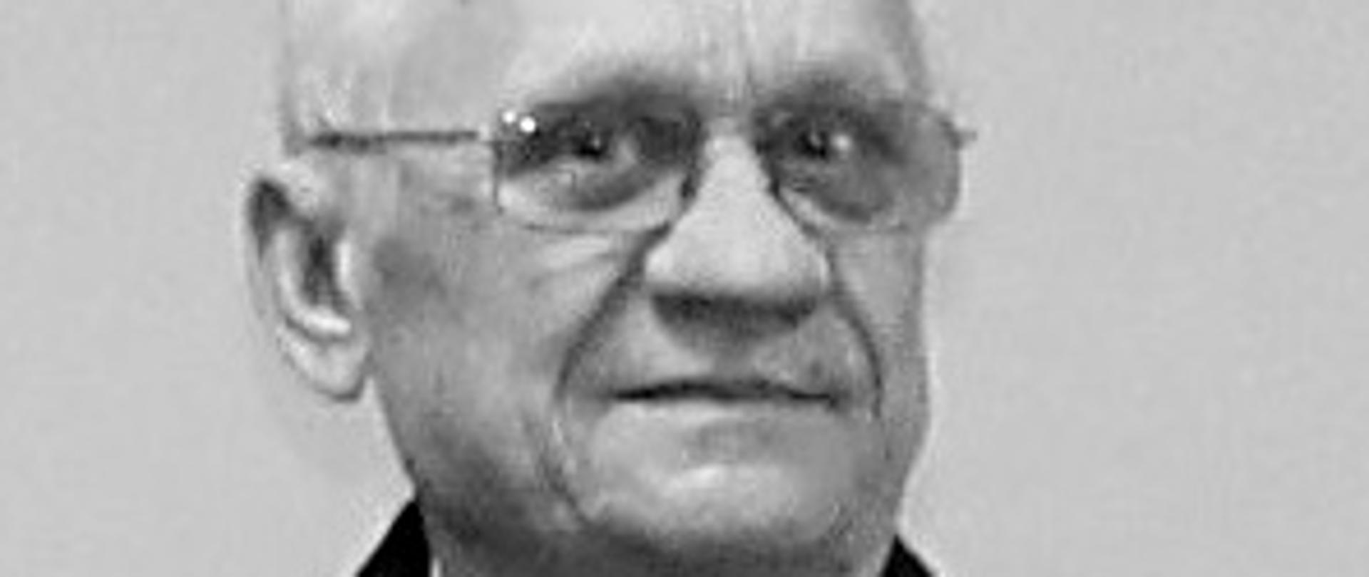 czarno-białe zdjęcie strażaka w mundurze w białej koszuli z krawatem
