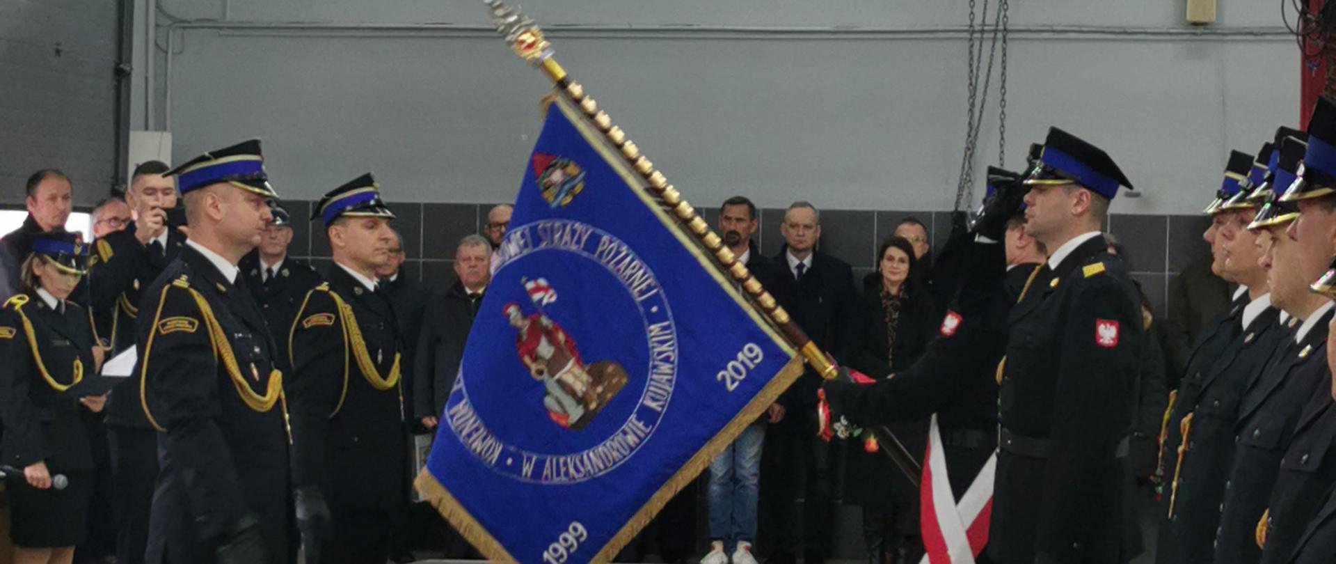 Prezentowanie sztandaru Komendy Powiatowej PSP w Aleksandrowie Kujawskim przez poczet sztandarowy.