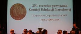 Ekran multimedialny ze slajdem na którym widnieje napis 250. rocznica powstania Komisji Edukacji Narodowej