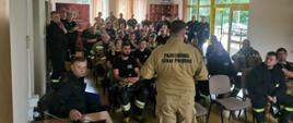 Strażacy podczas części teoretycznej ćwiczeń w sali wykładowej.