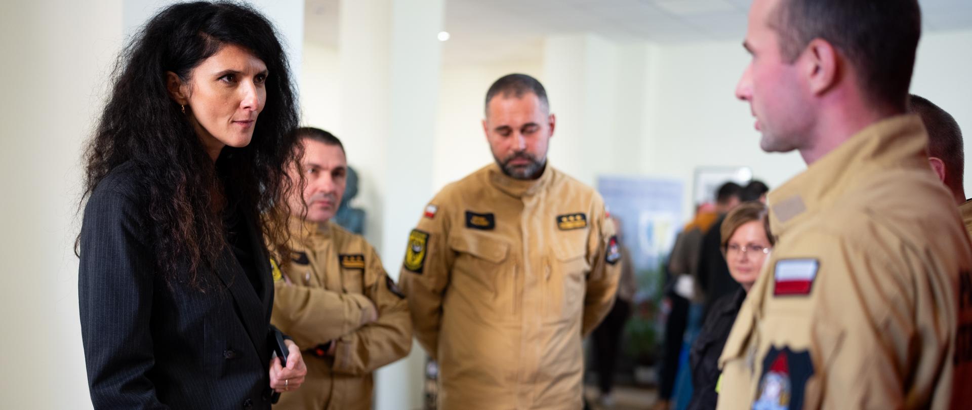 Za nami pierwszy dzień spotkań, które uruchomiliśmy jako pierwsze województwo w Polsce. Cykl otwartych spotkań w ramach rządowego Programu Ochrony Ludności i Obrony Cywilnej to przede wszystkim edukacja, aktywizacja i mobilizacja.
To doskonała okazja, by rozmawiać o aktualnych działaniach i bieżących zadaniach budujących skuteczne zaplecze na wypadek kryzysowych sytuacji. Zainteresowanie wśród samorządowców, ale także – co cieszy najbardziej – rośnie wśród samych mieszkańców, co jest jednym z kluczowych założeń w budowaniu odporności.
Spotkania rozpoczęliśmy w powiecie karkonoskim i lwóweckim z udziałem wojewody dolnośląskiej Anna Żabska, wicewojewody Piotr Piotr Sebastian Kozdrowicki i wicewojewody Artur Jurkowski.
Wraz z lokalnymi starostami, burmistrzami, wójtami, ale też specjalistami ze straży pożarnej i Wojewódzkiego Centrum Zarządzania Kryzowego omówiliśmy ważne kwestie z obszaru nie tylko rodzajów zagrożeń, ale też rozwiązań zarówno centralnych, jak i regionalnych oraz osobistego przygotowania każdego obywatela. 