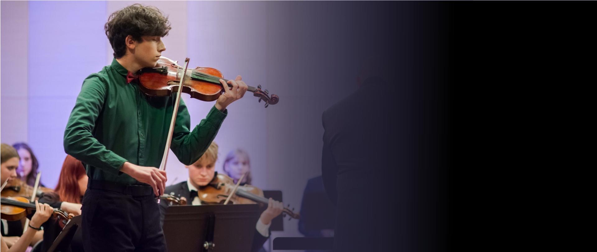 Zdjęcie przedstawia uczestników i publiczność Koncertu