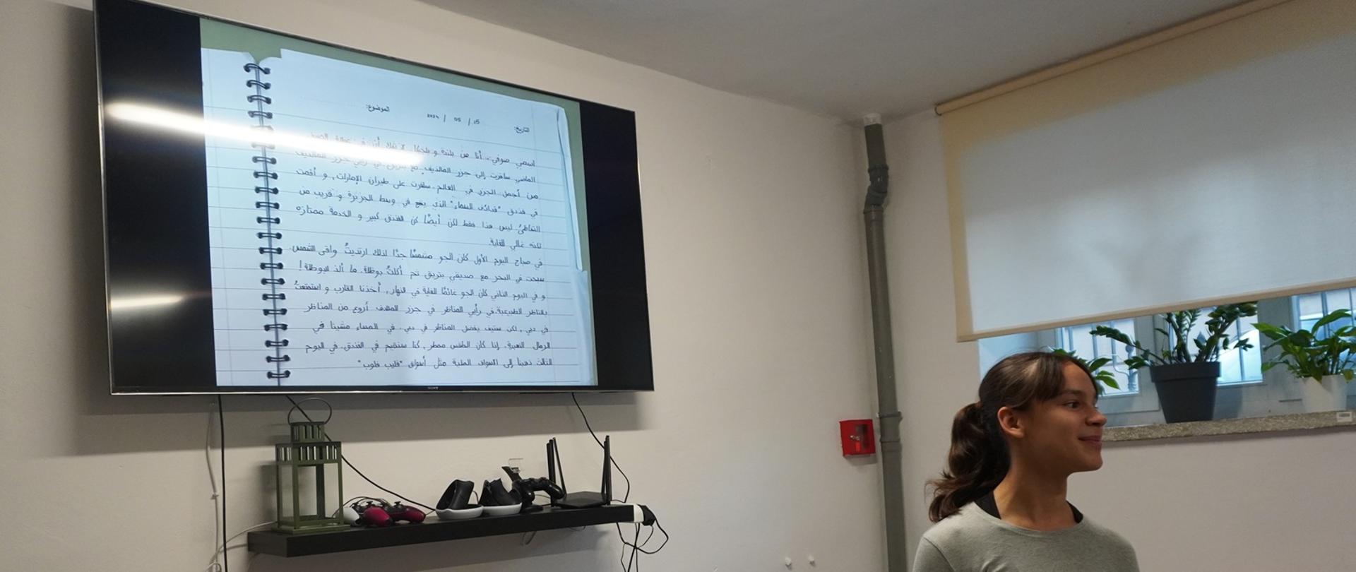 Sophie prezentuje alfabet jakim posługiwała się w szkole w Dubaju