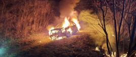 W godzinach nocnych w miejscowości Lubsko przy ul. Śląska pali się w całości samochód osobowy. W wyniku pożaru zapaliła się trawa wokół pojazdu.