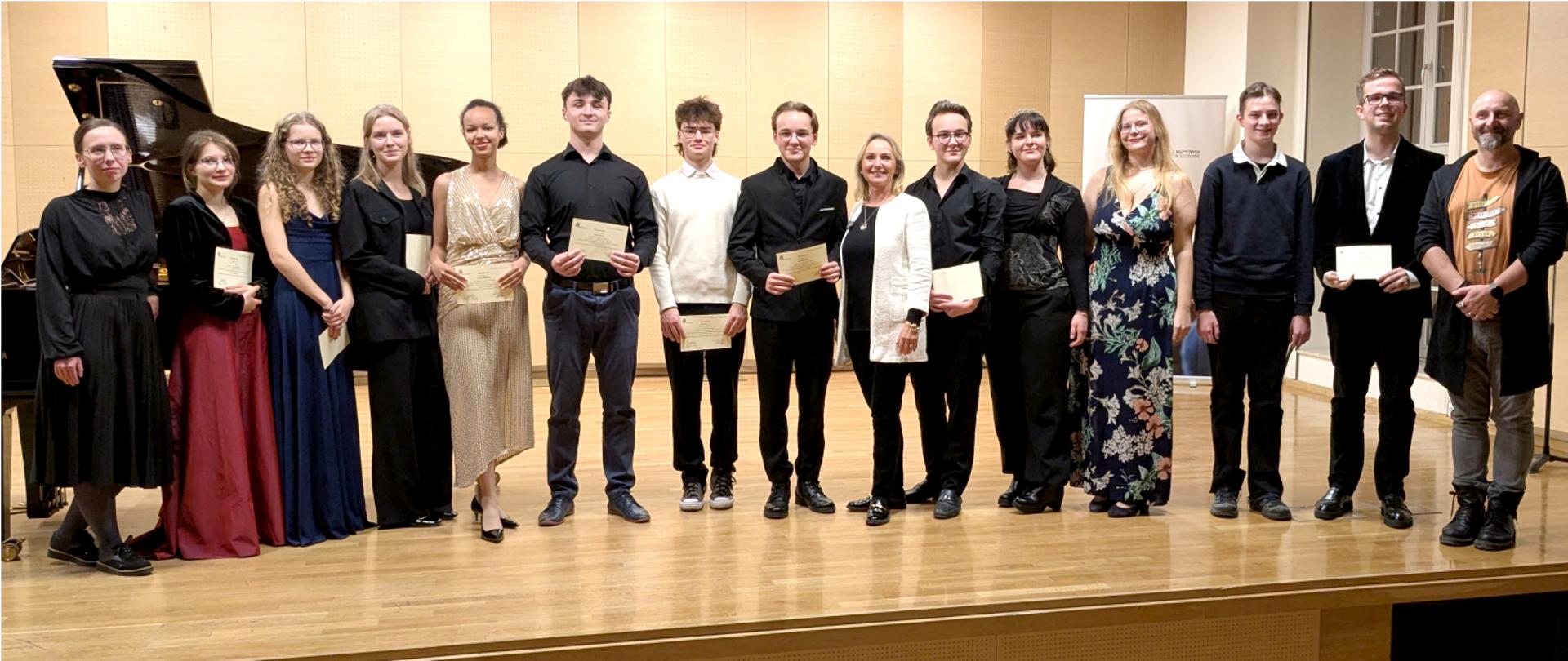 Zdjęcie przedstawia uczestników warsztatów wokalnych