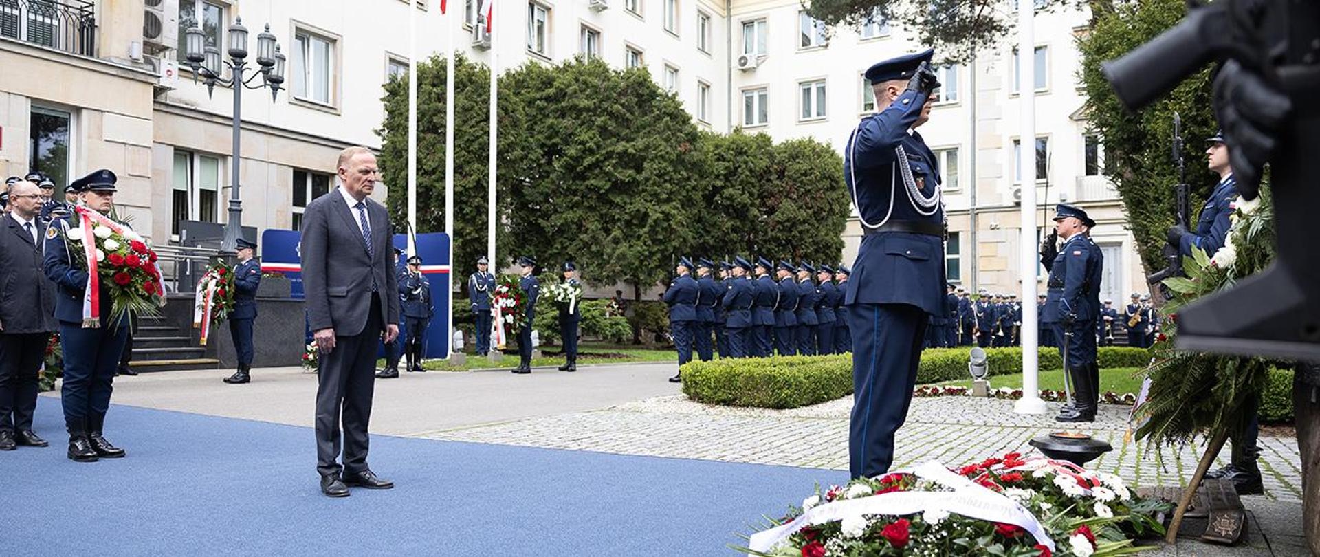 Wiceminister Czesław Mroczek podczas składania wieńca przed pomnikiem poświęconym ofiarom zbrodni katyńskiej w Komendzie Głównej Policji.