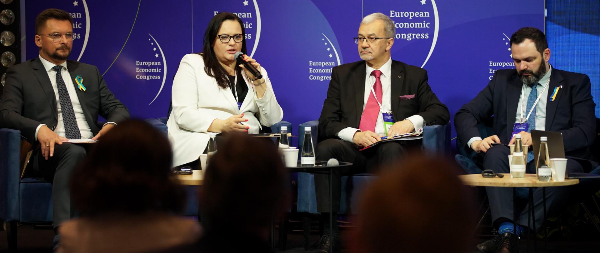 Cztery osoby rozmawiają podczas debaty podczas 14. Europejskiego Kongresu Gospodarczego. Druga od lewej z mikrofonem wiceminister Małgorzata Jarosińska-Jedynak.