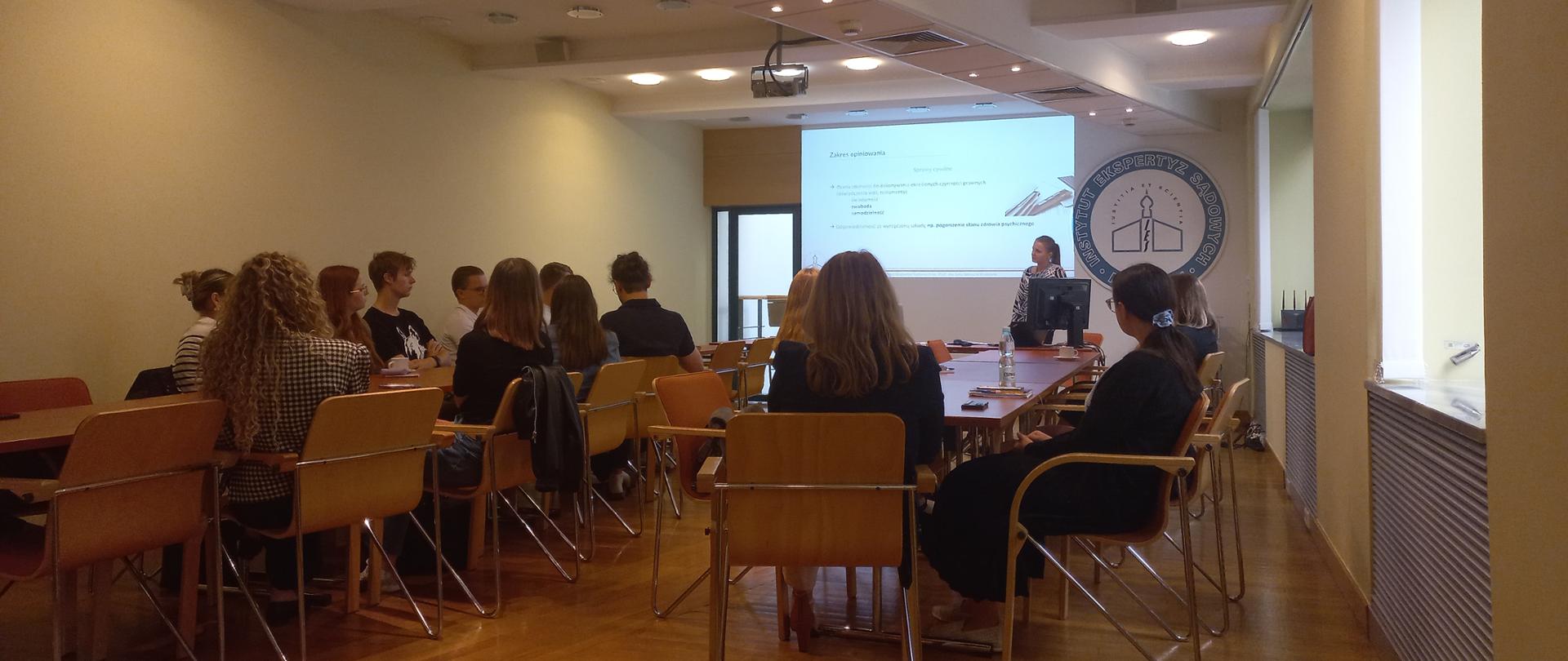 Grupa uczestników podczas prezentacji