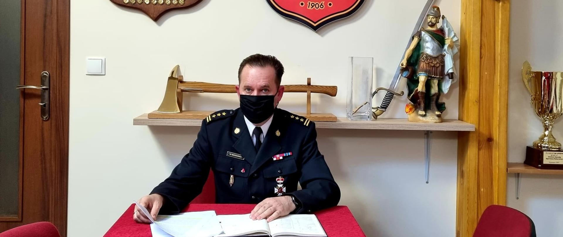 Na zdjęciu komendant miejski PSP podczas konsultacji projektu ustawy o OSP