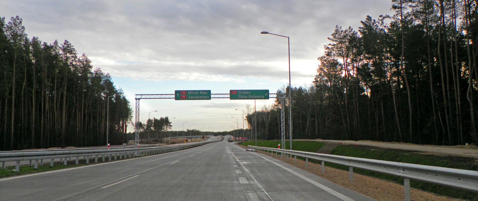 Zdjęcie przedstawia odcinek obwodnicy Góry Kalwarii z dwoma pasami ruchu w każdą stronę