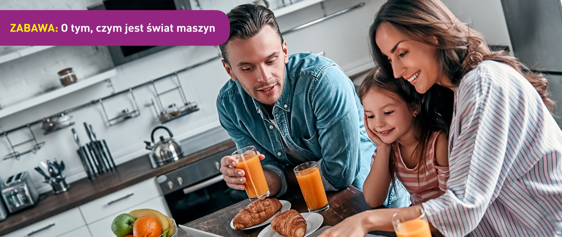 Zdjęcie przedstawia nowoczesną kuchnię, rodzina (mężczyzna, kobieta i mała dziewczynka) piją sok, jedzą rogaliki i pokazują coś sobie na ekranie laptopa. U dołu znajduje się pasek logotypów: Europejskie Fundusze Polska Cyfrowa, Ministerstwo Cyfryzacji, NASK i Unia Europejska Europejski Fundusz Rozwoju Regionalnego.