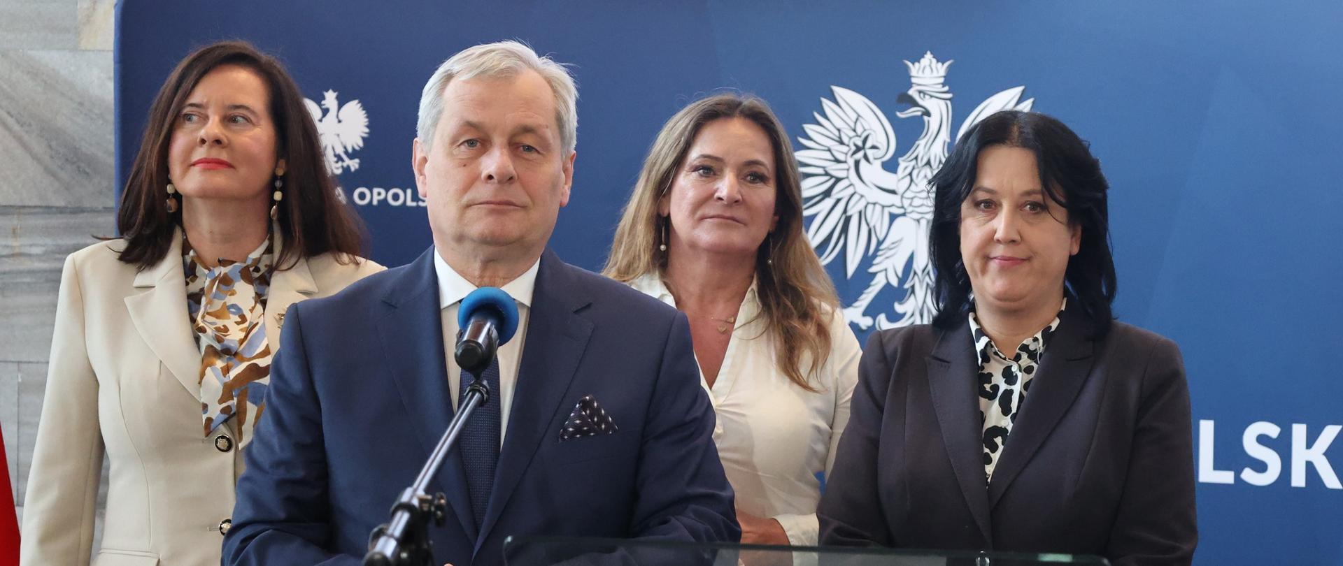 grupa ludzi stojąca na ściance woj. opolski 