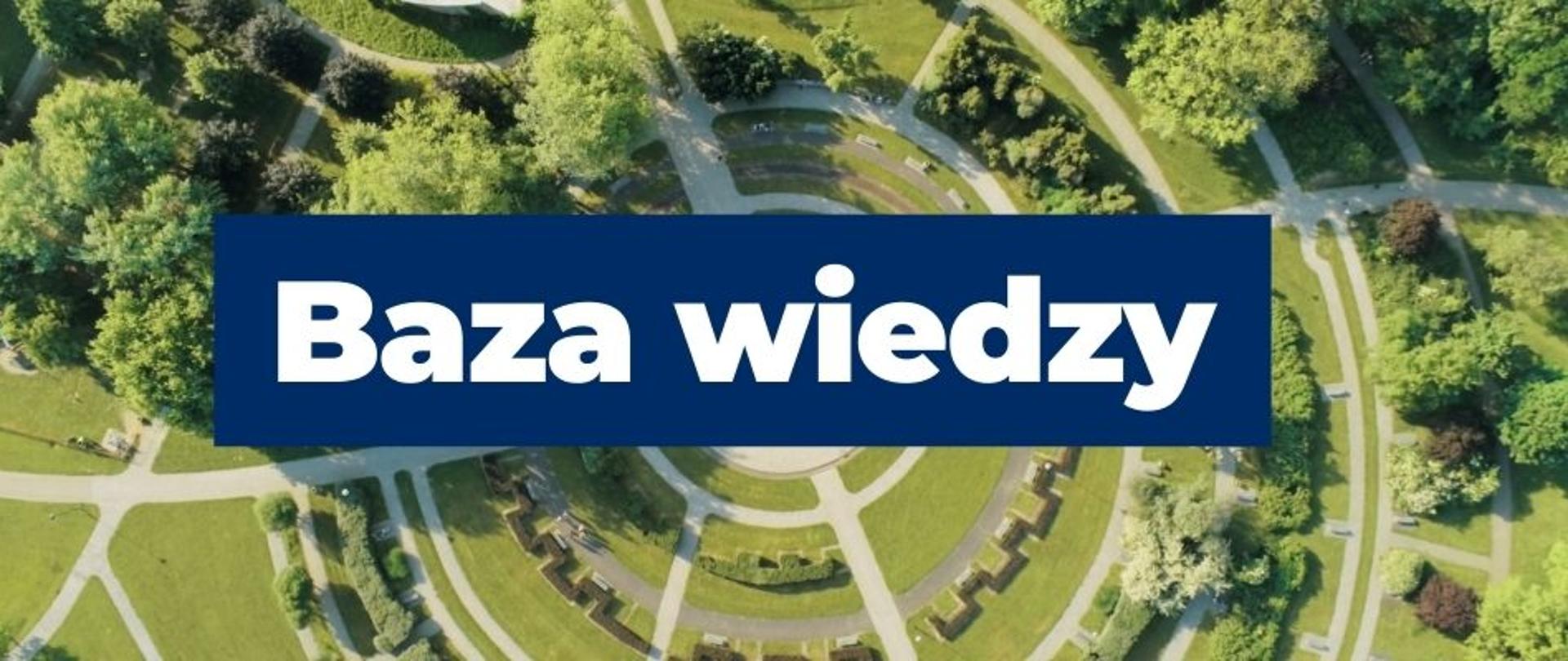 na zdjęciu widoczna jest ujęcie parku Pole Mokotowskie w Warszawie z lotu ptaka. Na środku baneru widnieje napis: Baza wiedzy. 