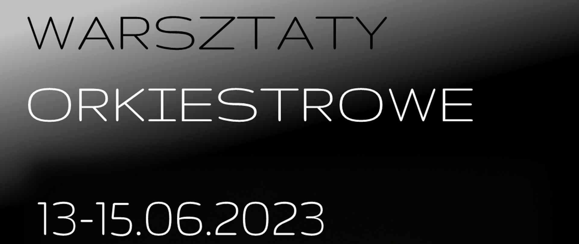 Plakat na czarno-białym tle z białymi i ciemnoszarymi napisami. U góry nazwa i data wydarzenia. W centrum prowadzący. Z prawej strony dłonie trzymające batutę. U dołu harmonogram prób oraz data koncertu. 