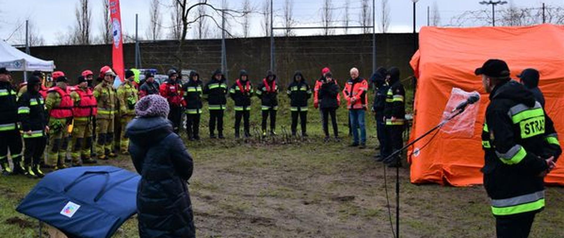 Zdjęcie przedstawia uczestników ćwiczeń, podczas odprawy.